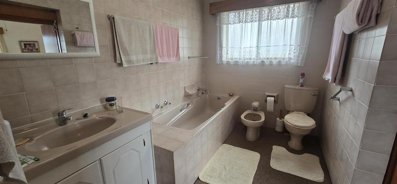 4 Bedroom Property for Sale in Outeniqua Strand Western Cape